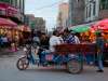 Taxi nel mercato notturno di Kashgar