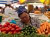 Venditrice di verdura al bazar di Osh, Bishkek