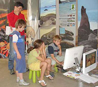 Bambini che giocano con la postazione multimediale