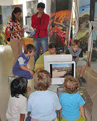 Bambini che giocano con la postazione multimediale